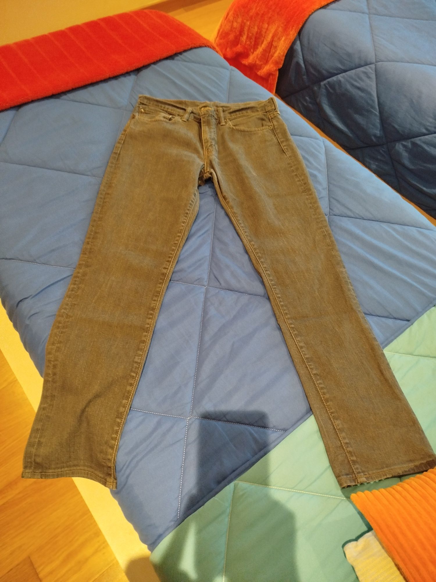 Levis 511 cinzentas como novas