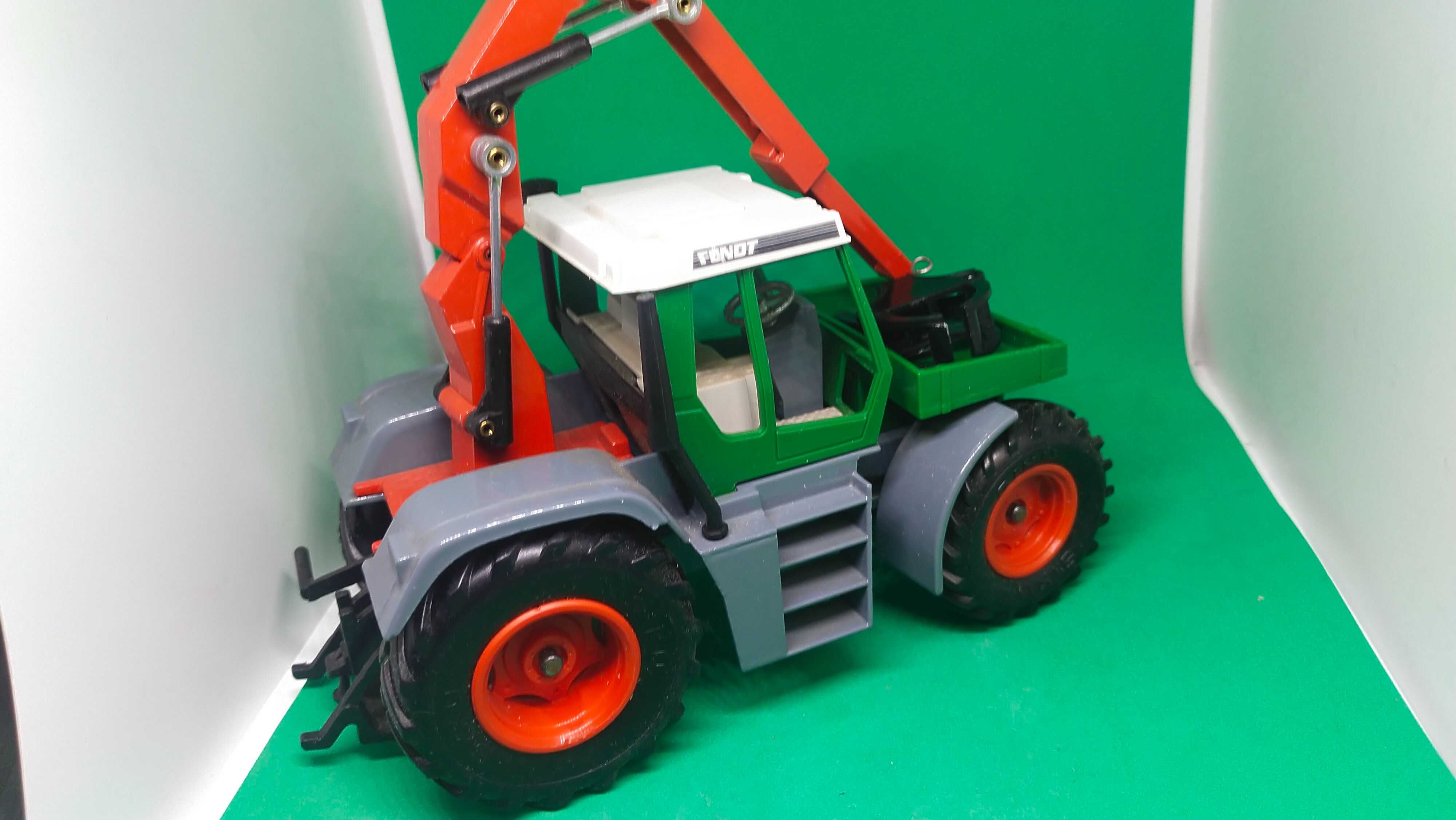 Siku Ciągnik Fendt Xylon do drzewa 1 32