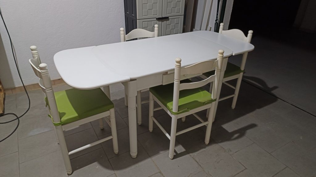 Mesa de cozinha branca + 4 cadeiras com almofadas
