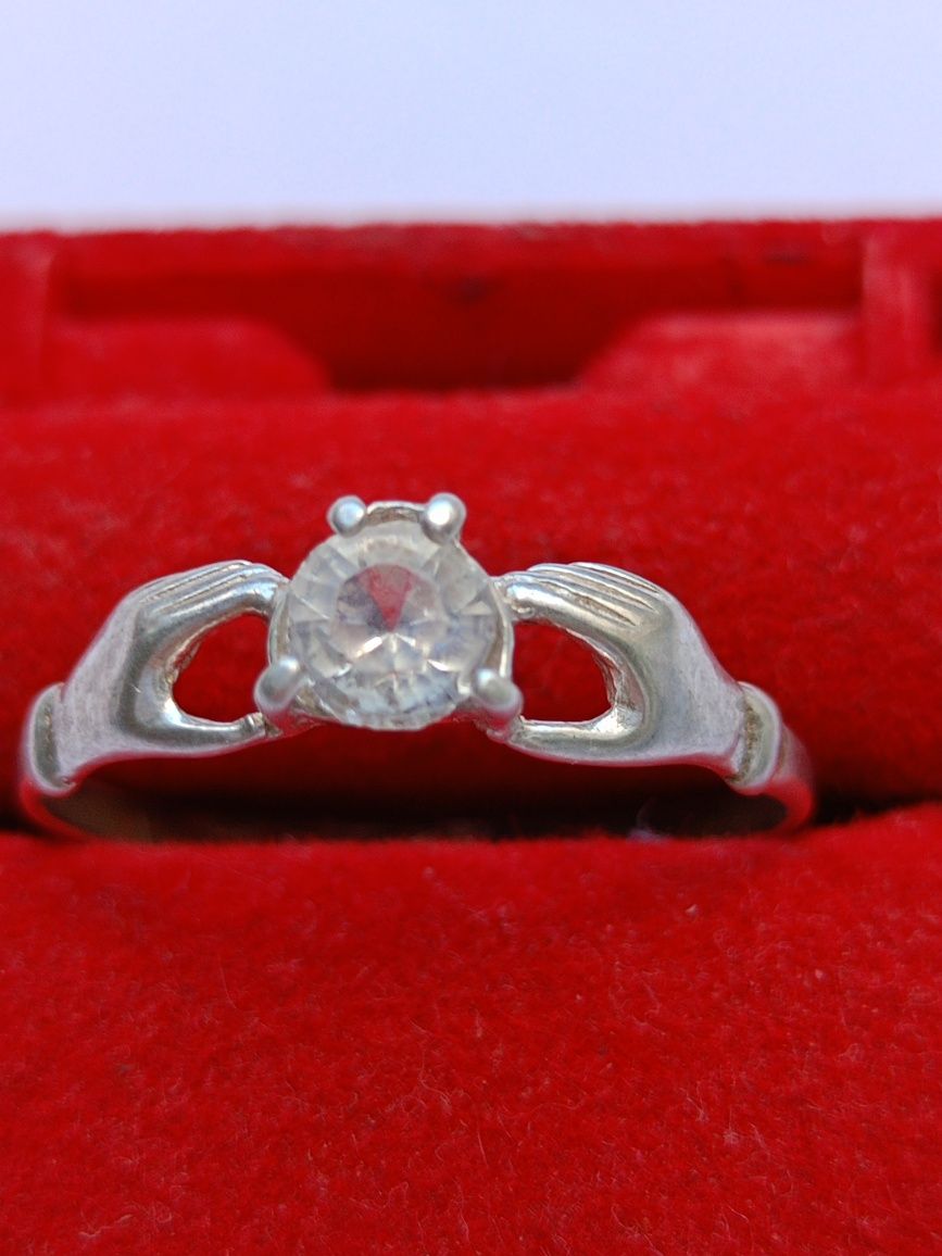 Srebrny pierścionek dłonie ze szklanym oczkiem rozmiar 18