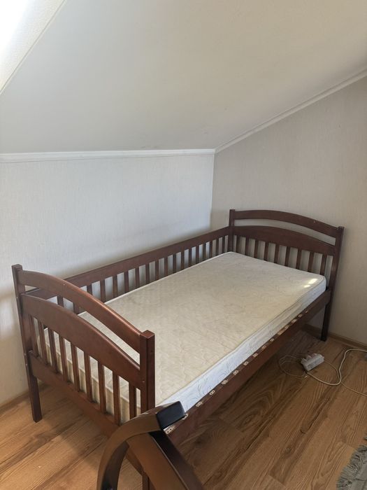 Дитяче ліжко з матрацом