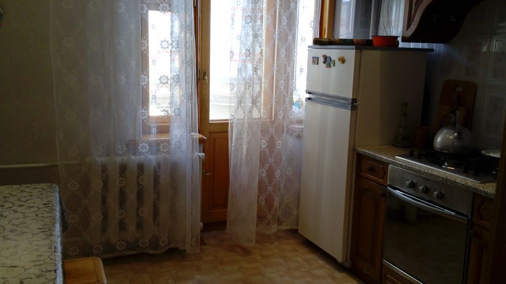 Сдам большую квартиру у метро.