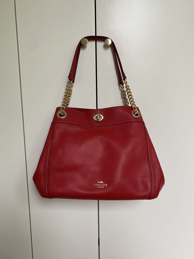 Czerwona skórzana torebka Coach Turnlock Edie Shoulder Bag