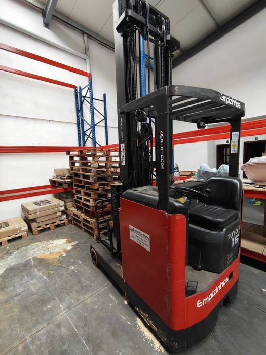 Empilhador Retrátil em Excelente Estado – Ideal para Armazéns e Logíst