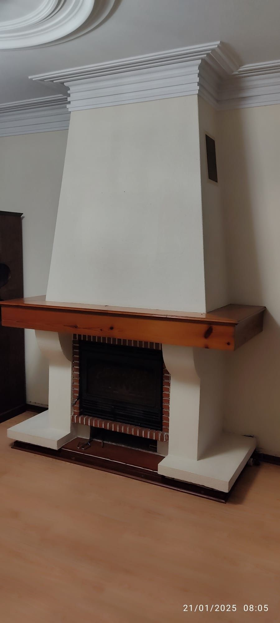 Lareira de sala em ferro fundido proveniente de remodelação .