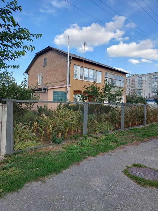 Торг. Продам 2-х поверх. квартиру з зем.діл. 8,85 с (в 2-х квартирн.бу