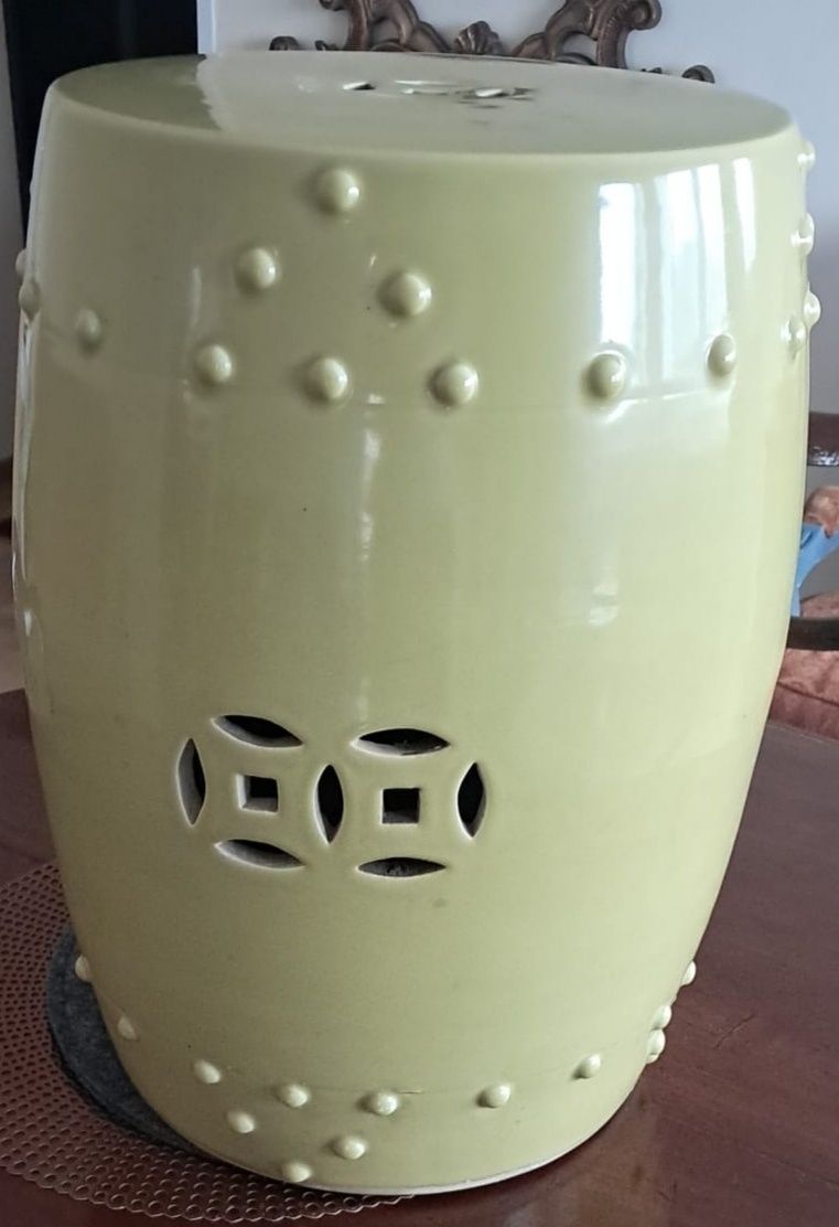 Stołek puf ceramiczny w kształcie beczki