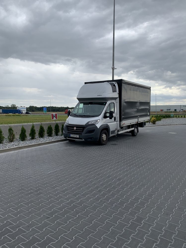 Transport, Przeprowadzki, Wywóz zbednych rzeczy. Samochód z windą.