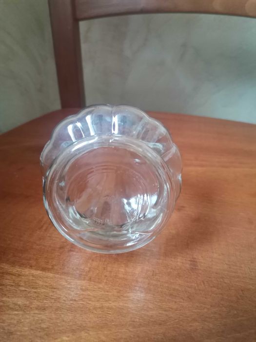 Szklany przezroczysty wazonik