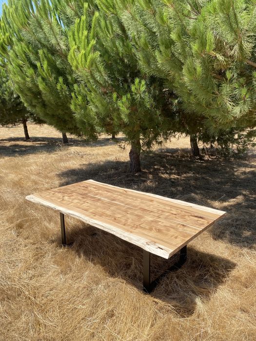 Mesas e tampos de madeira (acácia maciça)