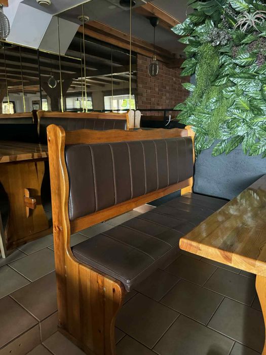 Drewniane ławy z miękkim siedziskiem