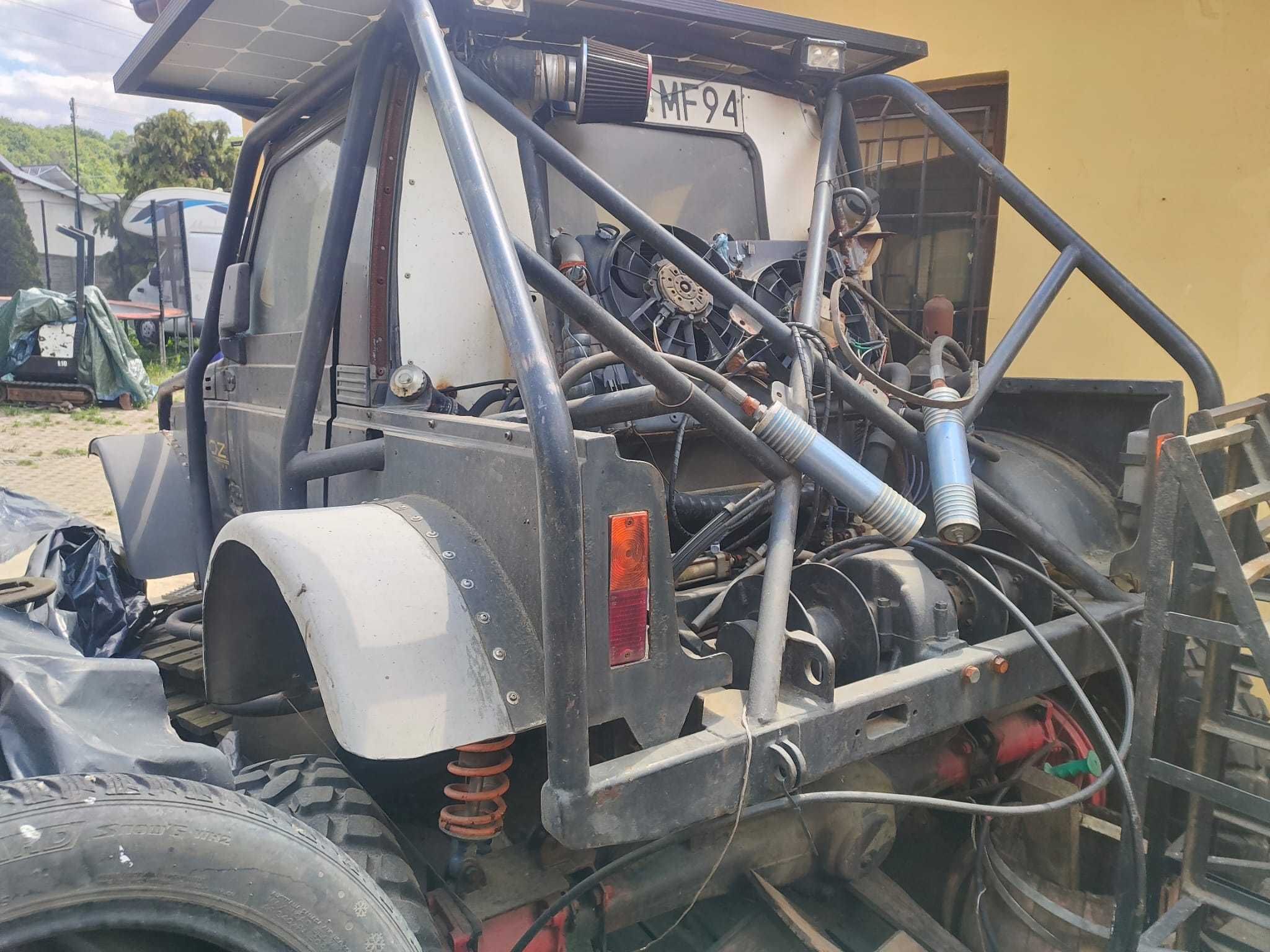 Nadwozie z klatką i fotelami kubełkowymi Suzuki Samurai