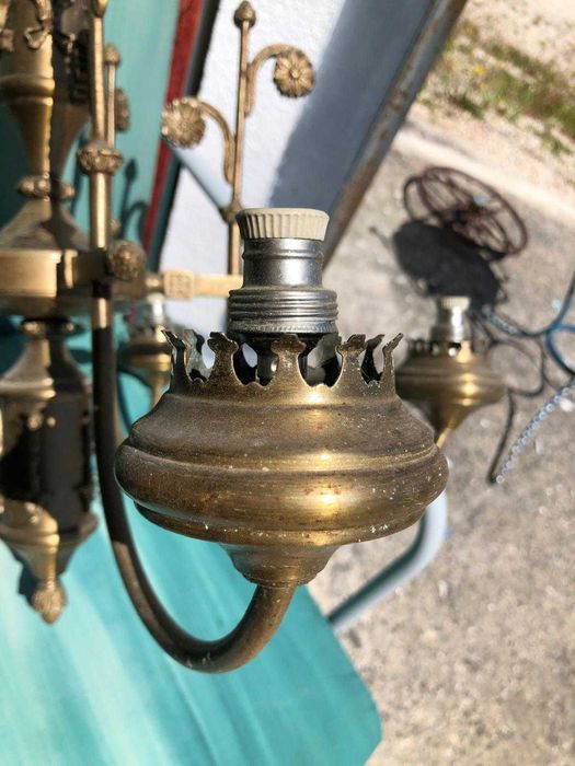 Candeeiro Vintage em Latão. em bom estado. Alguns detalhes de flores