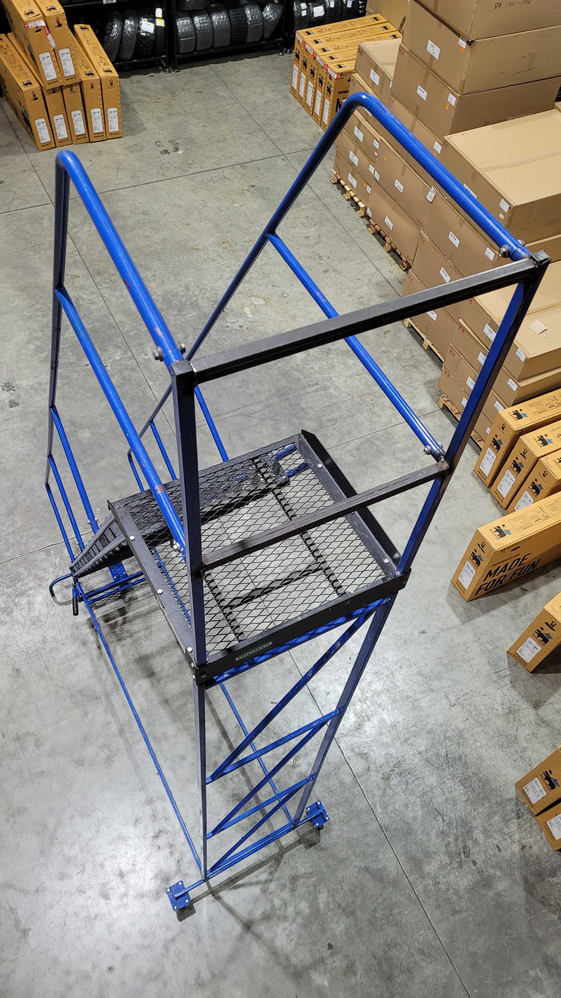 Drabina magazynowa jezdna trójkołowa DMP 3500 mm z dźwignią