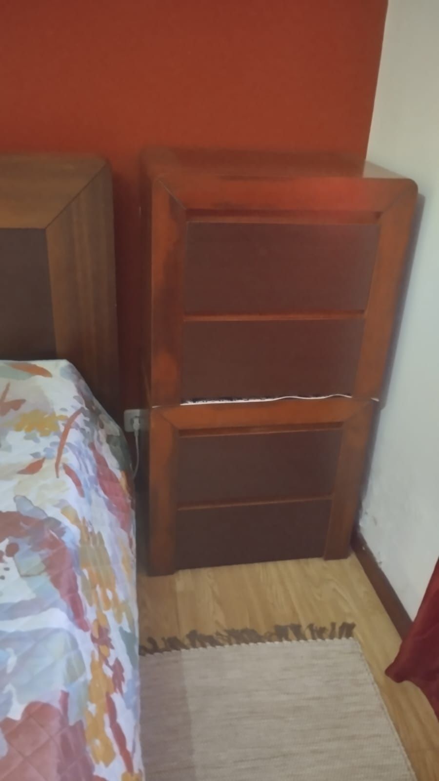 Cama com 2 mesas de cabeceira e 1 cómoda