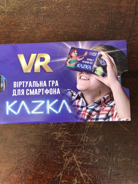 Окуляри віртуальної реальності ,  QR кодом для додотка на них.
