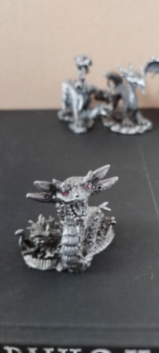 Vendo coleção de dragões de metal