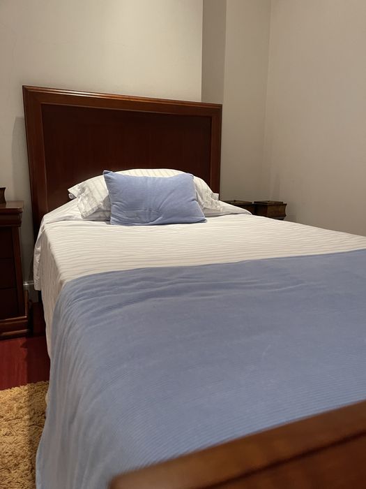 Quarto cama solteiro duas camas mesa cabeceira