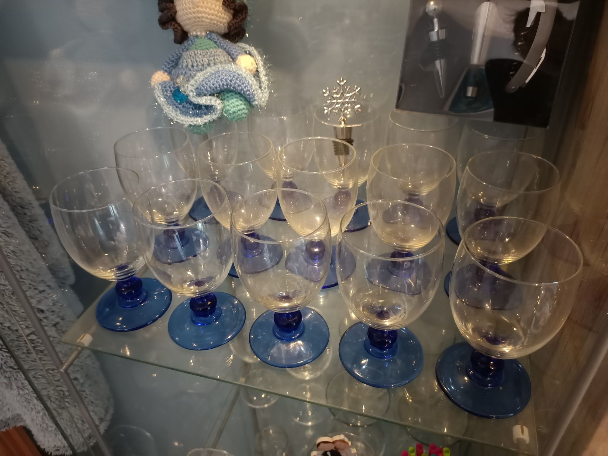 Kieliszki szklanki z niebieską nóżką