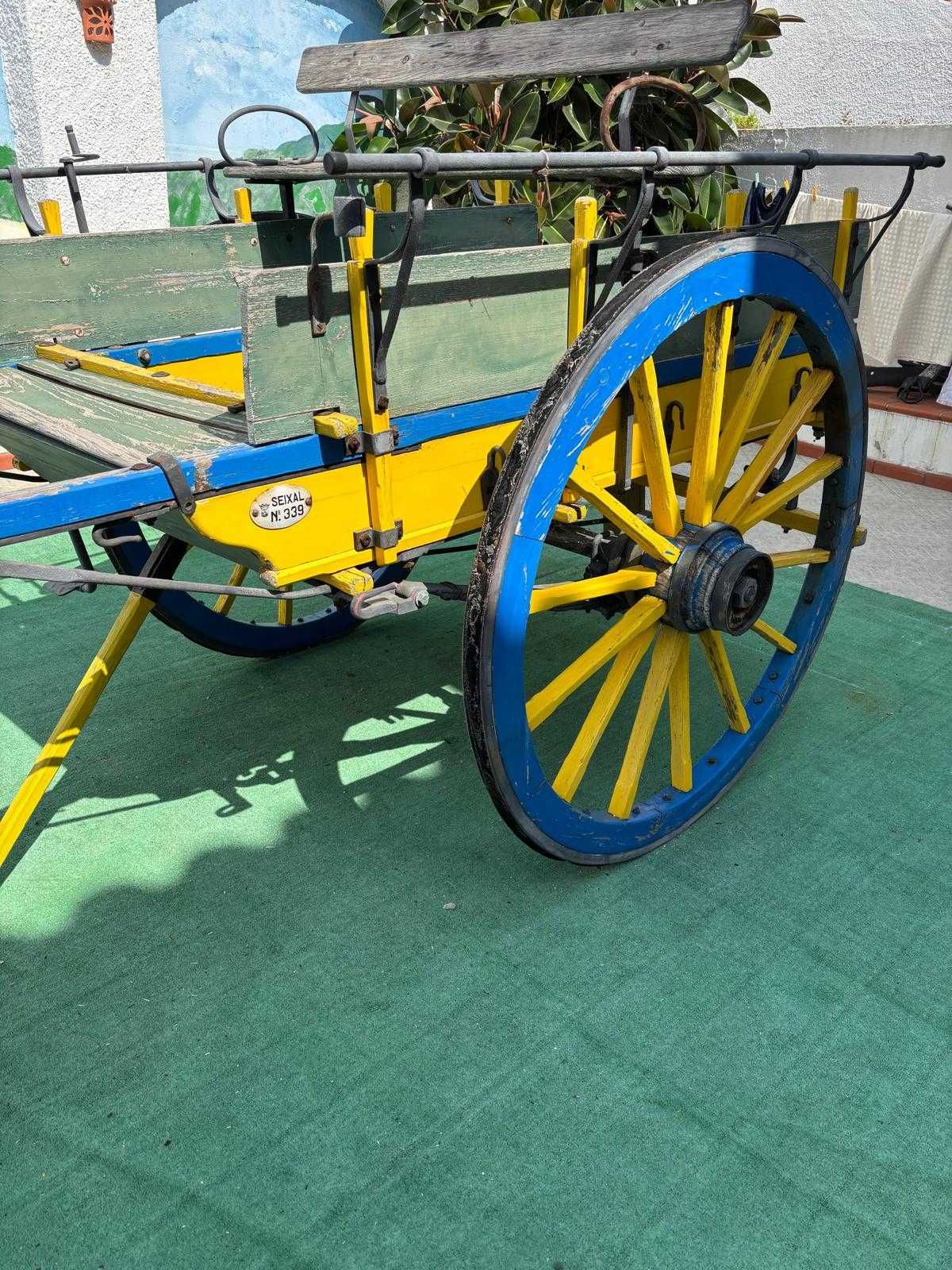 Carroça antiga azul e amarela
