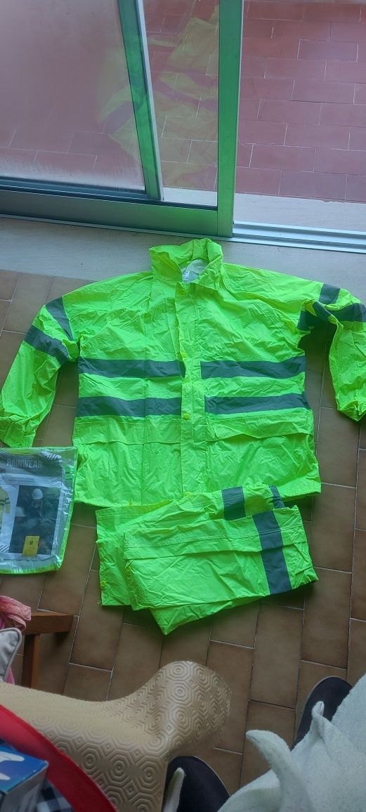 2 pares de Botas novas e Fato impermeável const. civil