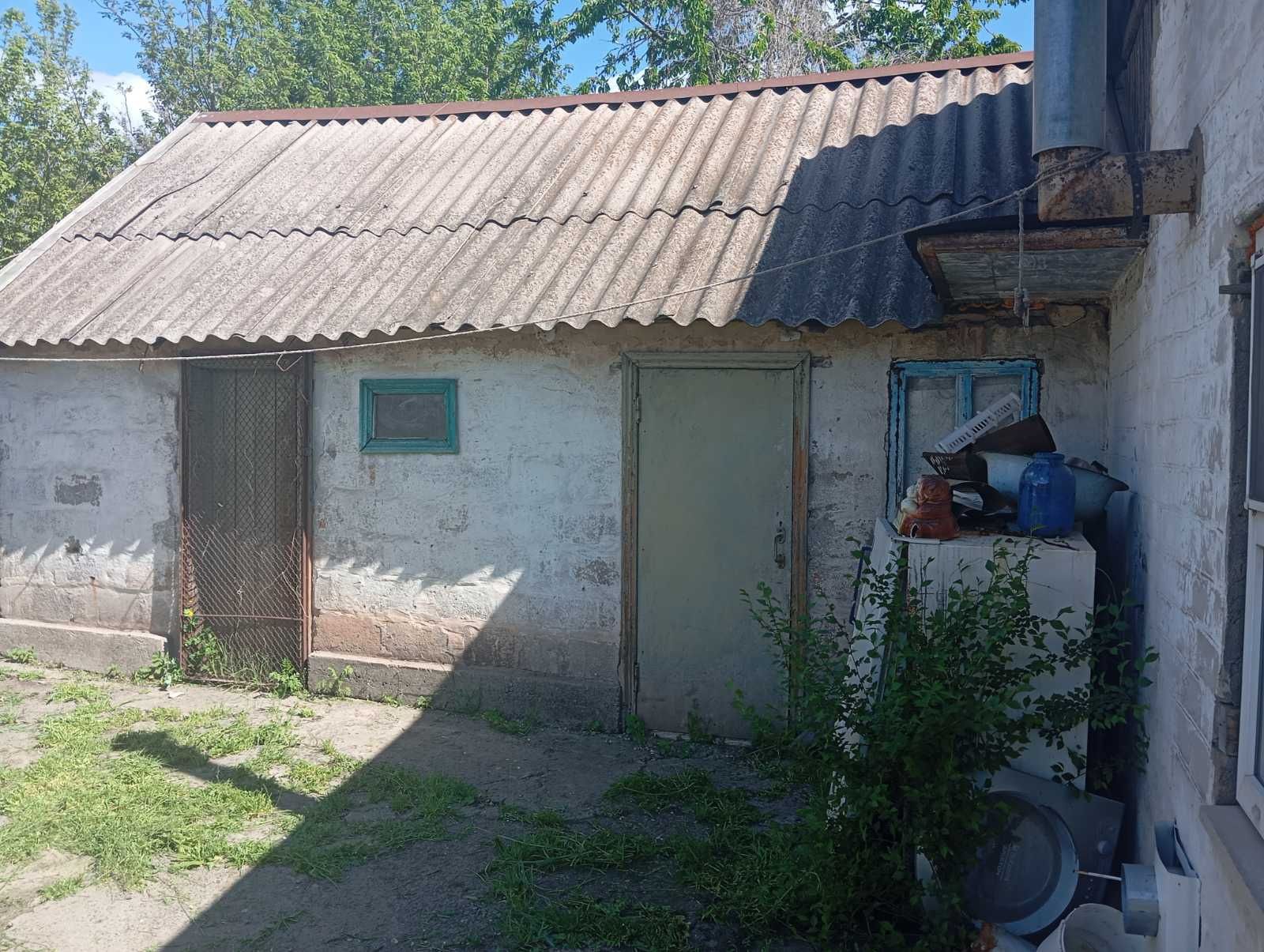Продається будинок та земля біля будинку