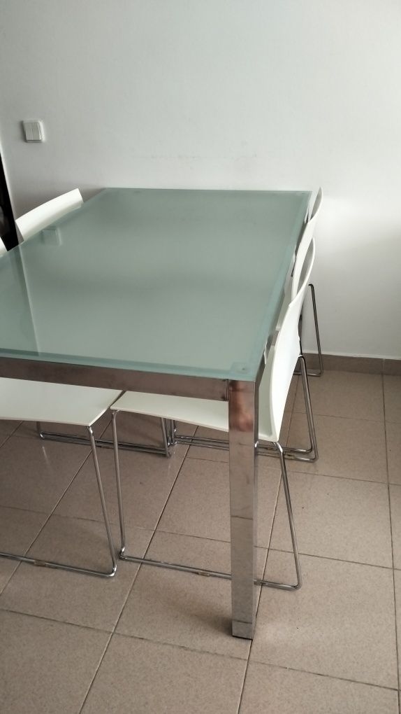 Mesa de vidro + 4 cadeiras brancas
