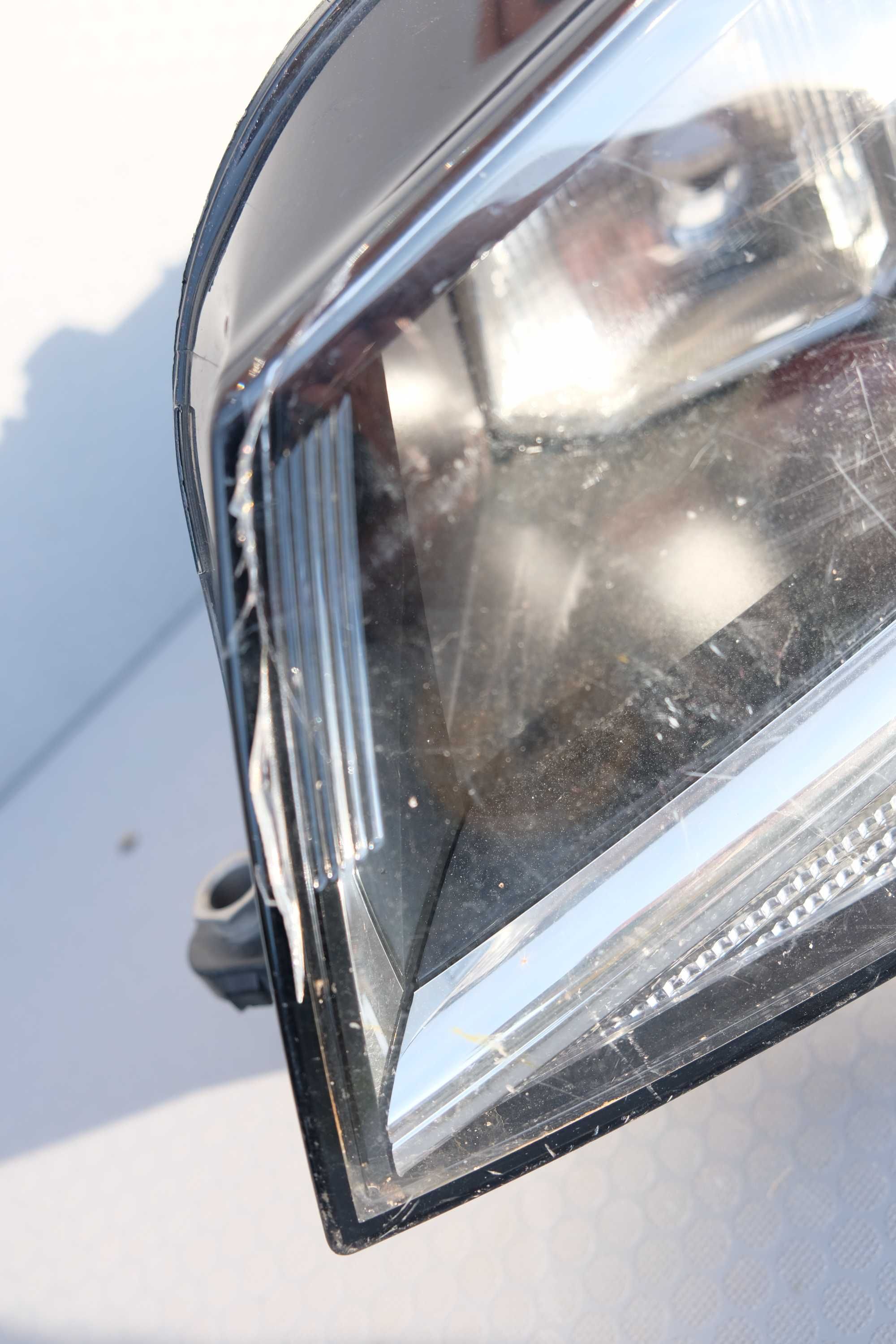 Lampa lewy przód Vw Caddy III llift 2k1