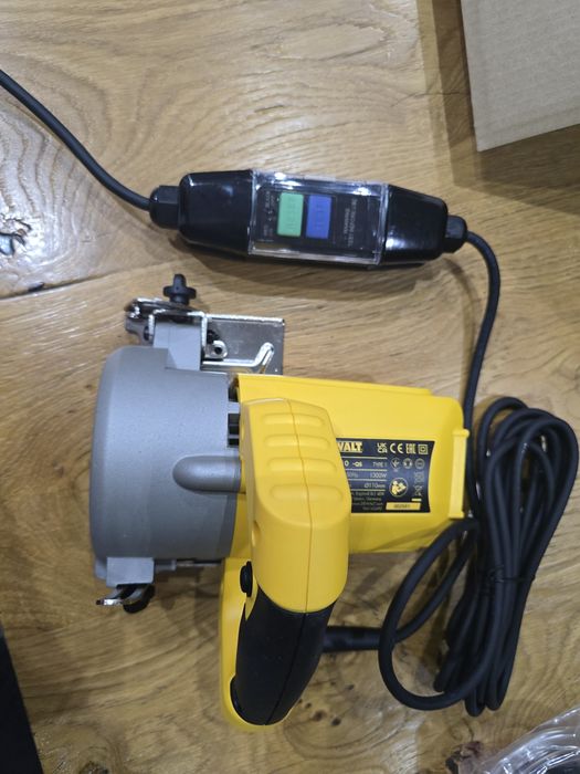 DeWalt DWC410 Przecinarka ręczna do płytek na mokro 110mm