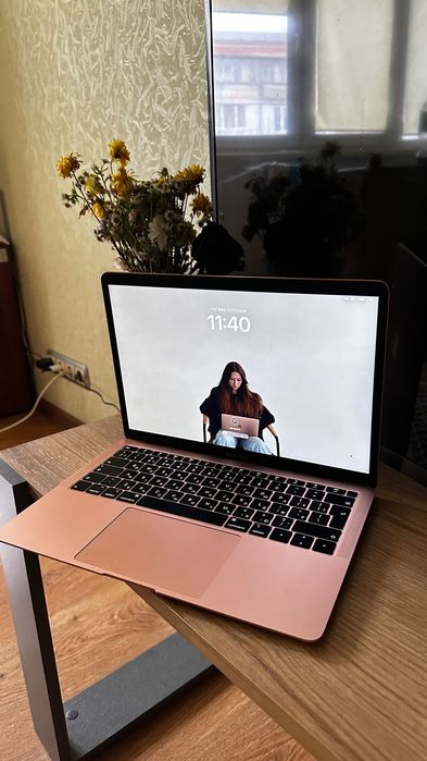 Продам макбук air13 2019 gold /rose gold