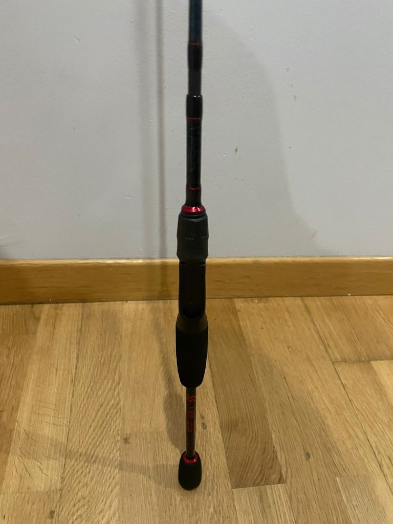 Carretilha e cana de pesca nova com cana de pesca nova