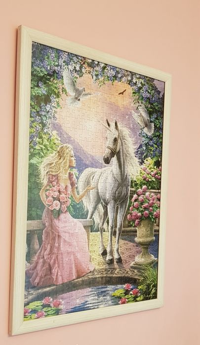 Obraz z puzli duży,  oszklony w drewnianej ramie.