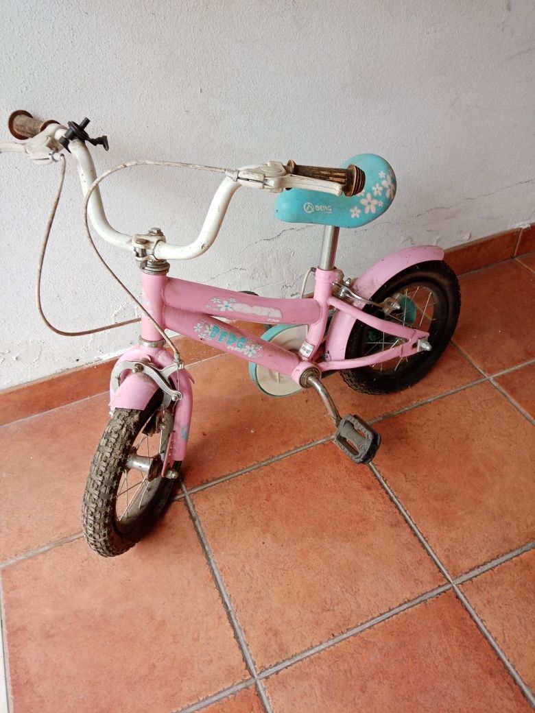 Mini bicicleta em ótimo estado tem rodas laterais de apoio