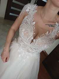 Bogato zdobiona suknia ślubna tiulowa z welonem