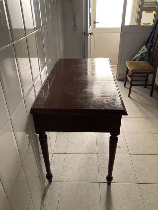 Mesa de mogno como nova