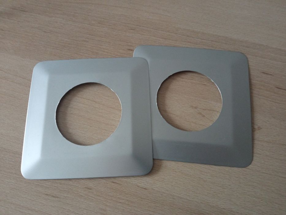 Osłona pod gniazdko, włącznik.