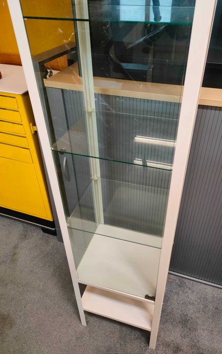 Elegancka Witryna Szklana – Idealna do Domu i Biura!