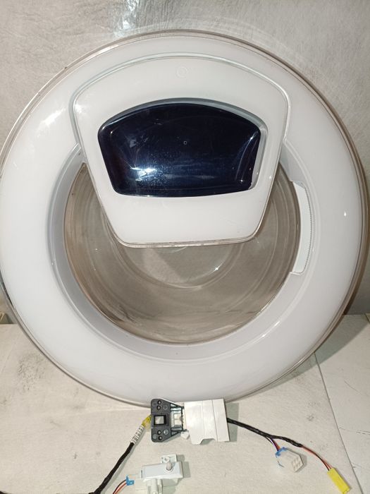 Двері пральної машини. Люк з дозагрузкою