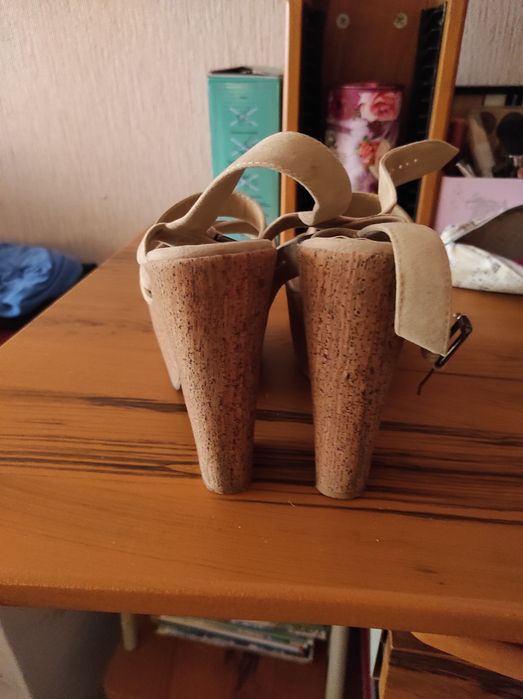 Продам женские босоножки