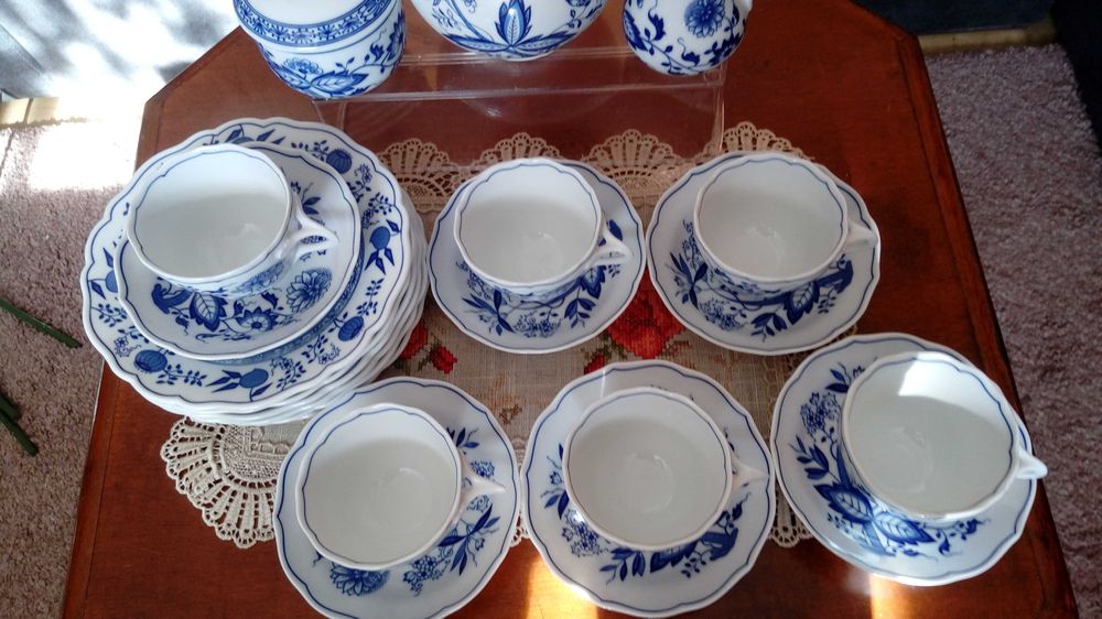 Porcelana,wzór cebulowy,kolekcja,filiżanki,zestaw,talerze