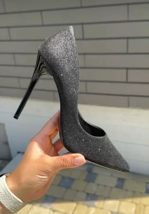 Продам блискучі туфлі