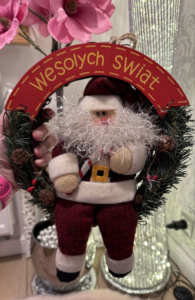 Cudna ozdoba świąteczna z mikołajem wieniec