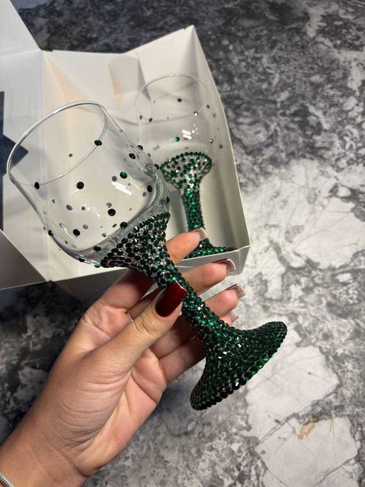 Бокали із зеленими стразами — стильна та яскрава ручна робота