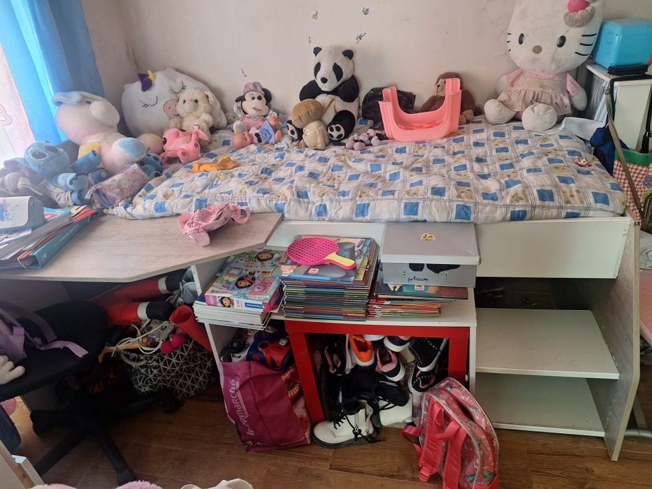Cama com escravaninha e com arrumação por baixo