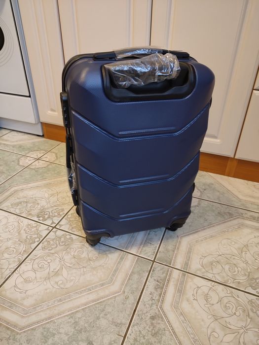 Nowa granatowa walizka podróżna