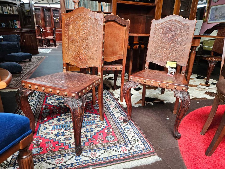 Imponentes cadeiras antigas em madeira e couro - Bom e