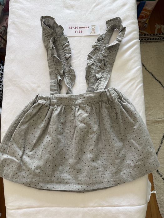 Saia de menina com alças regulaveis da marca chicco