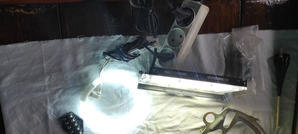 Світлодіодний ліхтар фонар електроніка утюг праска тройнік світильник