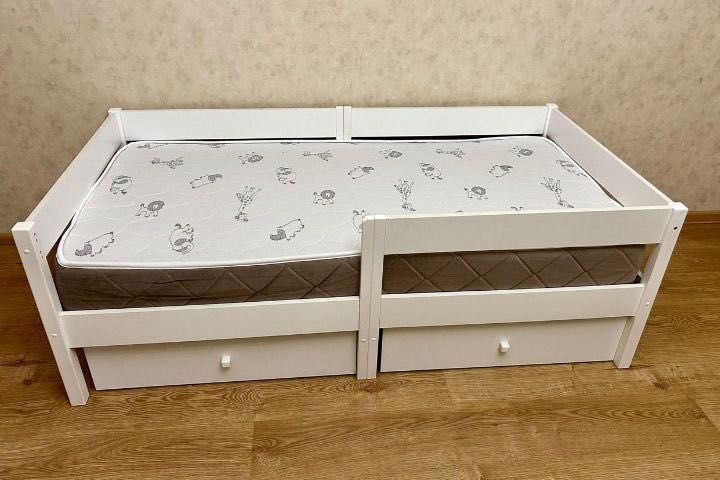 Дитяче ліжко з матрацом