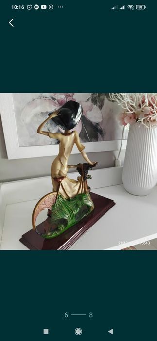 Estatueta senhora na bicicleta